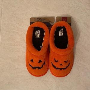 Dearfoams children's size 13 orange slippers